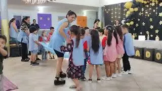 La entrada para graduación de todos los compañeros de jardín
