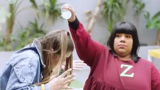 هتموت من الضحك مع شيماء سيف لما هترش ليلي زاهر بالمياة 😅شوفوا ليه😂من مسلسل في بيتنا روبوت