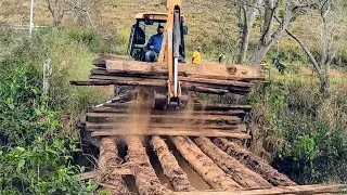 Retroescavadeira Ajudando Em Reforma de Ponte de Madeira