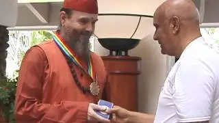 2001 Sri Chinmoy Honours the monks at Kauai&rsquo;s Hindu Monastery