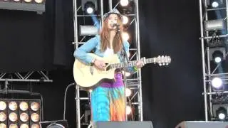 Dolly Parton's Jolene covered by Alice Gullick on The MTV stage Plymouth Hoe