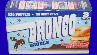 Обзор булочек Bronco Bagels: колбаса из индейки, яйцо и сыр.