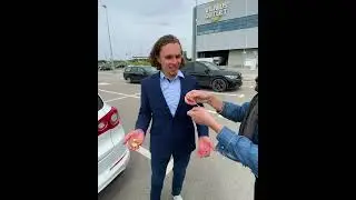 Choque con coche de millonario: una bondad sorprendente #shorts #short #espa&ntilde;ol