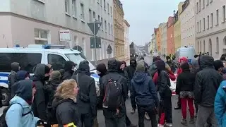 R&auml;umung der &bdquo;Hasi&ldquo;: Spontandemo vor der Absperrung