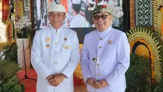 ATMA WEDANA BALIGIA UTAMA. PARA TAMU AGUNG DISAMBUT DI WANTILAN TAMAN UJUNG PURI AGUNG KARANGASEM.