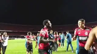 Pedro e Gerson dan&ccedil;ando no Morumbi no t&iacute;tulo do Flamengo