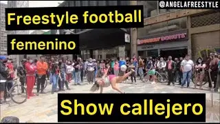 Mujer hace un show callejero jugando con el balón de fútbol.Freestyle football,balón,soccer,football