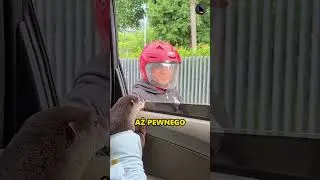 Przesłodka Wydra Witająca Motocyklist&oacute;w