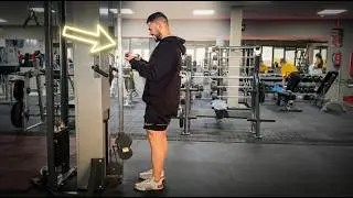 CURL DE B&Iacute;CEPS EN POLEA CON BARRA &ndash; T&Eacute;CNICA CORRECTA, BENEFICIOS Y ERRORES COMUNES
