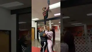 Обучение девочек трюкам #трюки #чирлидинг