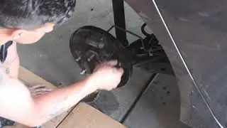 Замена задних тормозных колодок и барабанов на Nissan Sentra 2015 года.
