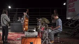 Der &bdquo;Jugend jazzt Truck&ldquo; in Schleswig-Holstein bei &bdquo;\logical dissolution {0, 1, 2, 3, 4, 5, ..., x}&ldquo;