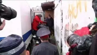 Court in Russia detains Greenpeace Arctic protesters
