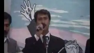 بریالی ولی در حال اجرای آهنگ میهنی در محفل 