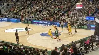 Si tu P&iacute;vot te mete este triplazo... pobre de tus rival... David Kravish, Unicaja M&aacute;laga.