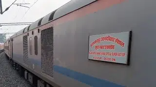 05220 Anand Vihar Muzaffarpur Superfast Spl waiting at Ramdayalu Nagar with TKD WAP4