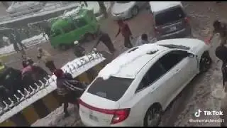 Murree | Toyota car slipping in snow | 2020 | Mall Road | Car hit another car | People | World Infoz