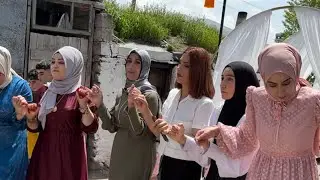 Bir anda coştular , halayı aşkla çekmek