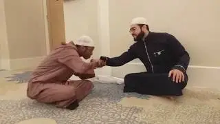 الحافظ عبدالله يوسف من كينيا يختم رواية الدوري وقراءة عاصم على الشيخ عبدالرحمن صفوت سالم في مكة