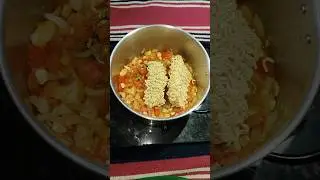 MAGGIE IN ELECTRIC KETTLE|| KETTLE SERIES DAY 91 || #shorts #youtubeshorts #hostellife #maggi #food