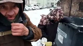 Bezdomny zniszczony przez alkohol