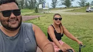 Sal, Sol e Nós, pé na areia e coração no Mar. Um casal praiano contemplando o Oceano e a natureza.