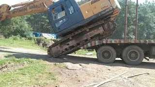 EXCVATOR... HYUNDAI PC.210. unloading