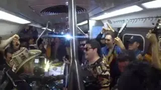 Chico Trujillo y Joe Vasconcellos acompañaron a los pasajeros de la línea 4 del Metro de Santiago