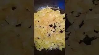 Шпинат со сливками и сыром. Готовится просто и быстро, а получается очень вкусно.