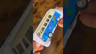 Welly NEX Volkswagen Bus &ldquo;Love&rdquo; Edition &ndash; Diecast Hippie Van 1:32 Scale!