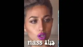مودل روز تجرب عدسات بالوان مختلفه