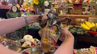 ขั้นตอนการสรงน้ำพระพิฆเนศ สรงสนาน ในช่วงเทศกาลคเณศจตุรถี สามารถทำเองได้ที่บ้าน