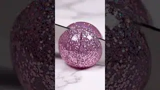 ラメで出来てる輝くピンクの球体を切ると&hellip;/When you cut open the glittery pink sphere made of glitter...