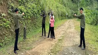 Tuyet was taken hostage by two criminals, forcing the police to make way for them to escape.