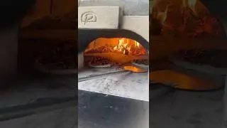 🔥Chaque &eacute;t&eacute;, nous vous proposons de d&eacute;couvrir les bases de la #pizza aux four &agrave; bois. Bon app&rsquo; !