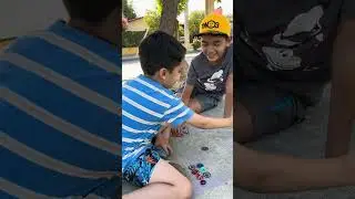 Jugando tazos con mi amigo Basti