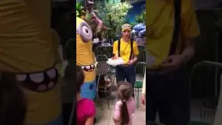 Яне семь лет и тортик ей выносит миньон)