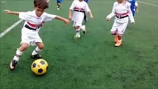 Tales - Criança de 5 anos jogando futebol -  Vídeo 1