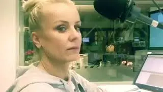 Diana und das grooooo&szlig;e Mikrofon 😅