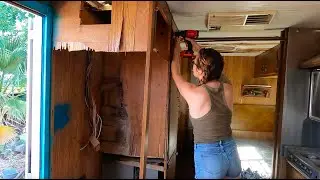 I DONT KNOW IF IM STRONG ENOUGH | Vintage Camper Renovation Week 1