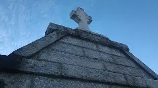 Эта гробница показывает четкую линию перехода