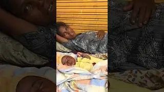 Comfort for newborn baby #lifestory #newborn #roadside #mother #poor #help #hardlife #feeltheindia