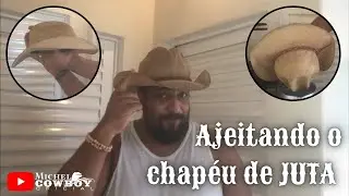Ajeitando o chapéu de juta