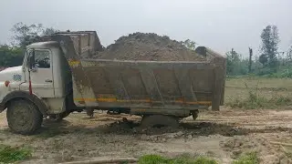 JCB_ 3dx super 4x4 blow machine on loding in dumper in bharat zeen 1825 working with jcb dumper 4x4