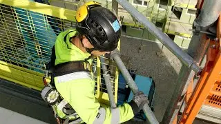 Safety check of temporary edge protection that is installed at construction sites