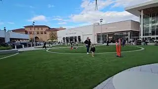 Новое крыло торгового центра Brea Mall в округе Ориндж, Калифорния, Rivian EV Car, Lululemon, Phi...