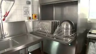 Демонстрация посудомоечной машины Hobart Utensil.