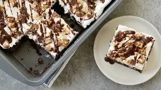 Snickers&trade; Candy Bar Dump Cake | Betty Crocker Recipe