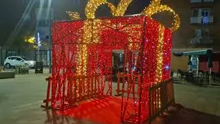 Bo&icirc;te cadeau de No&euml;l g&eacute;ante illumin&eacute;e dans la rue, id&eacute;es d'&eacute;clairage de No&euml;l, d&eacute;coration