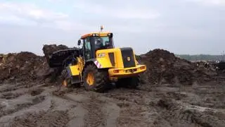 Непревзойденная проходимость колесного погрузчика JCB 434S. Царь горы расправляется с навозом!